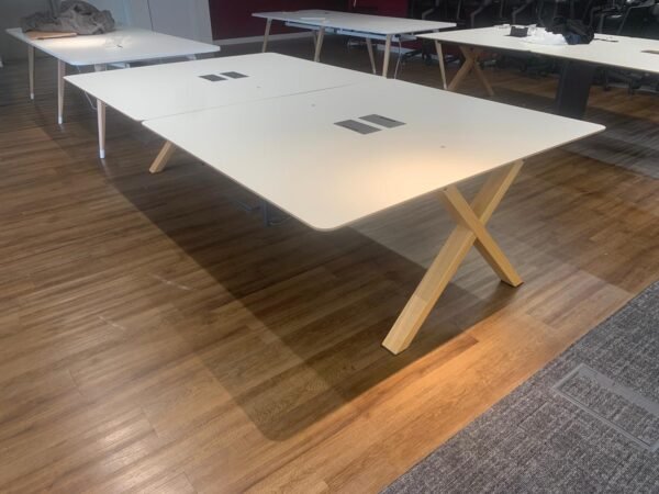 Large workstations for office setup - Image 2