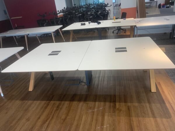 Large workstations for office setup - Image 3