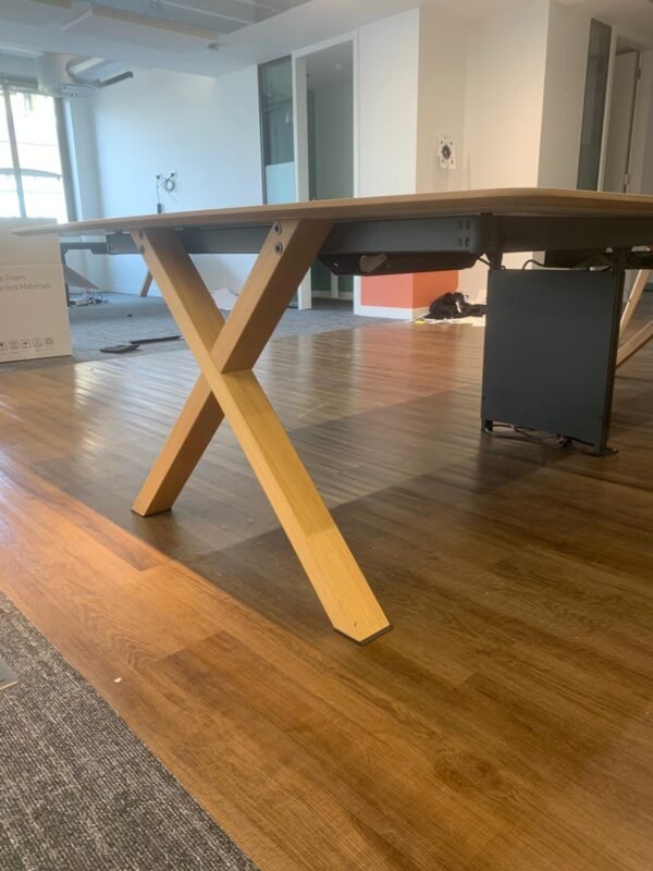 Large workstations for office setup - Image 4
